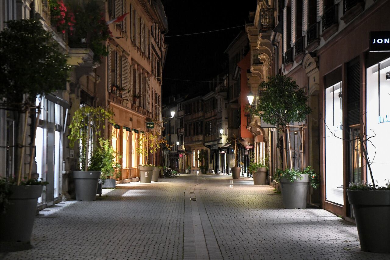 La segunda ola de coronavirus en Francia golpea con dureza: hay alarma y no se descarta imponer más confinamientos.