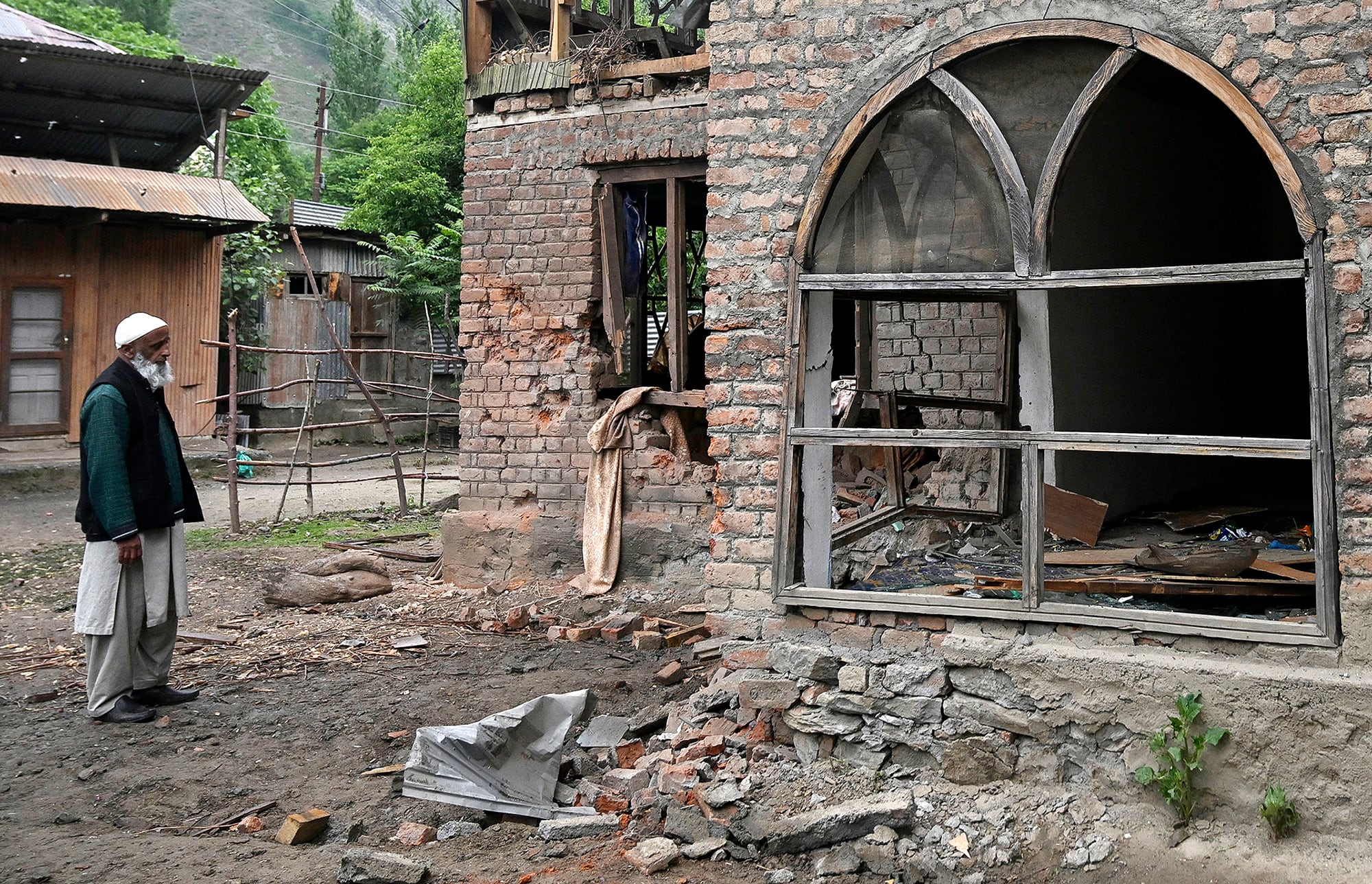 Daño hecho por drones paquistaníes a una casa en la localidad india de Uri.