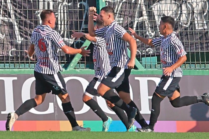 Quinteros festeja con sus compañeros el gol que le daría la victoria a El Porvenir