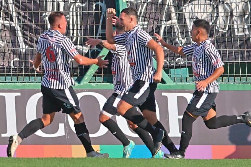 Quinteros festeja con sus compañeros el gol que le daría la victoria a El Porvenir