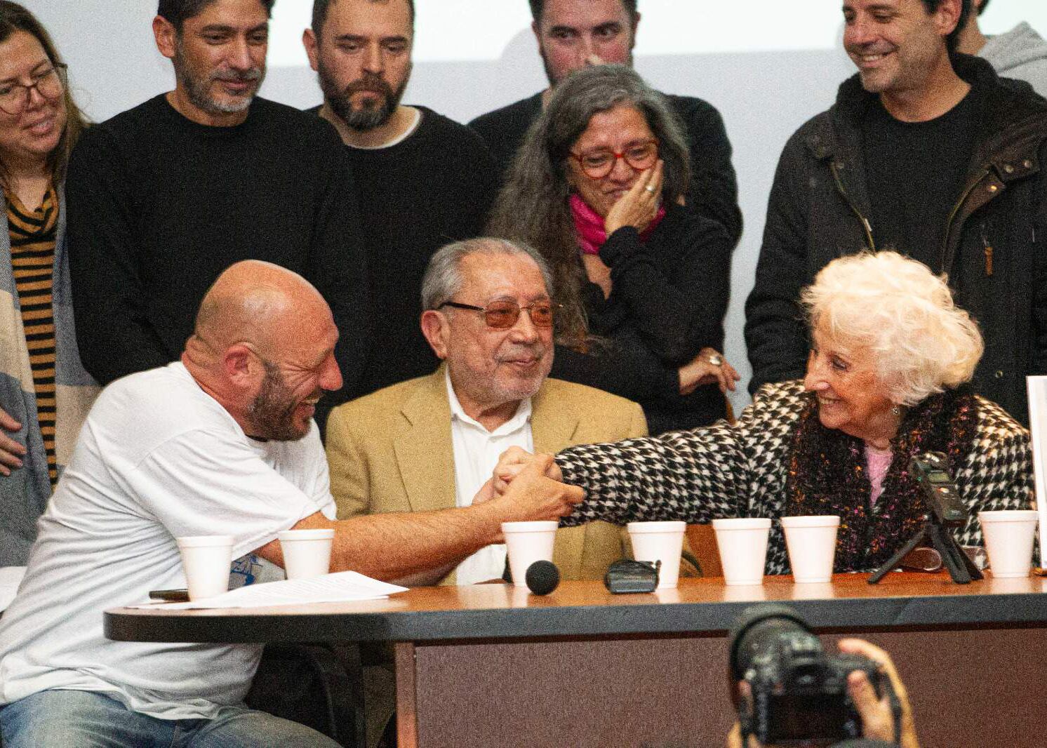 Miguel Santucho, su papá, Julio Santucho, y Estela de Carlotto, titular de Abuelas, en la Casa por la Identidad.