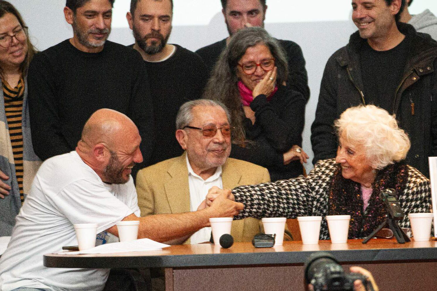 Miguel Santucho, su papá, Julio Santucho, y Estela de Carlotto, titular de Abuelas, en la Casa por la Identidad.