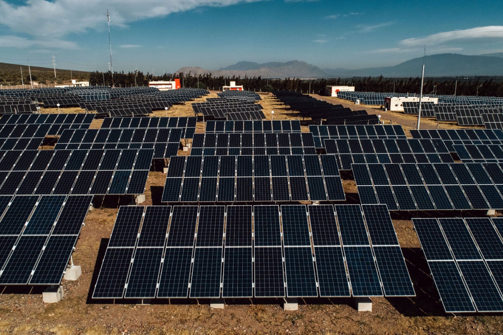 Dos tercios del aumento de las renovables se explican por el avance de la energía solar.