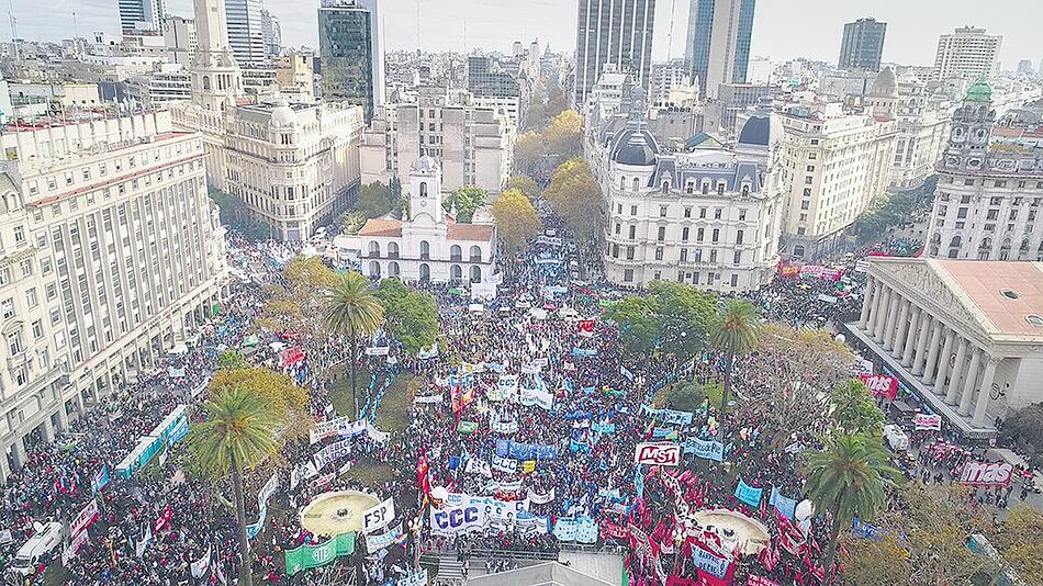 La multitud se apiñó en la Plaza de Mayo recién renovada, pero también en las diagonales y en Avenida de Mayo.