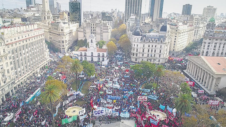 La multitud se apiñó en la Plaza de Mayo recién renovada, pero también en las diagonales y en Avenida de Mayo.