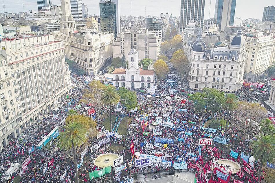 La multitud se apiñó en la Plaza de Mayo recién renovada, pero también en las diagonales y en Avenida de Mayo.