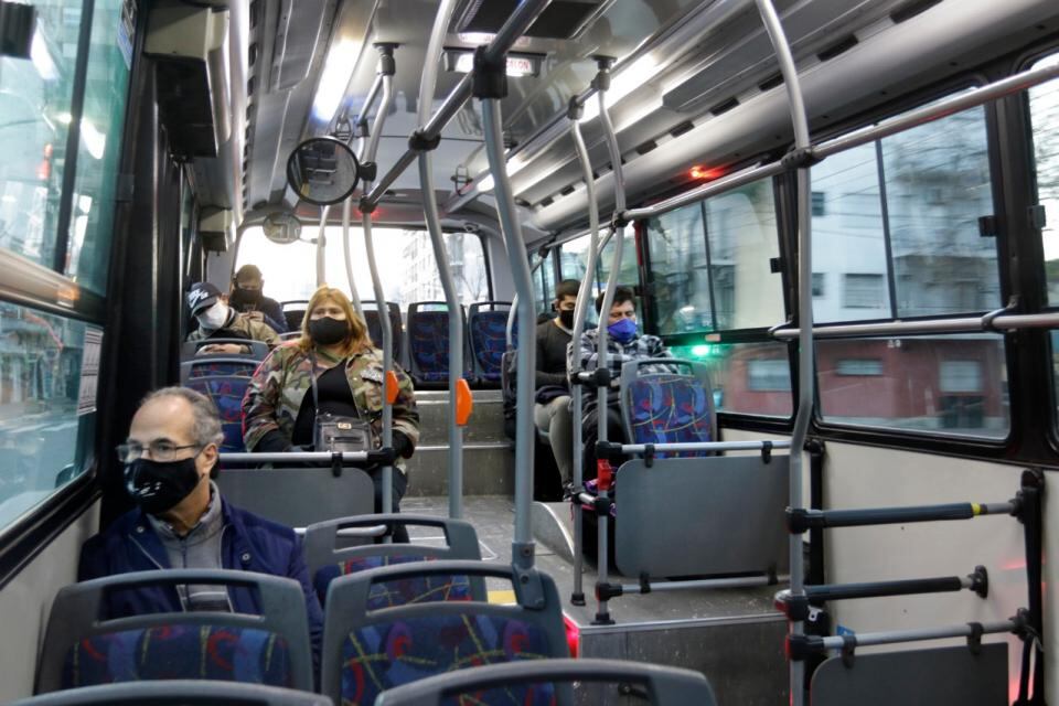 Hasta ahora el transporte está restringido al personal esencial.