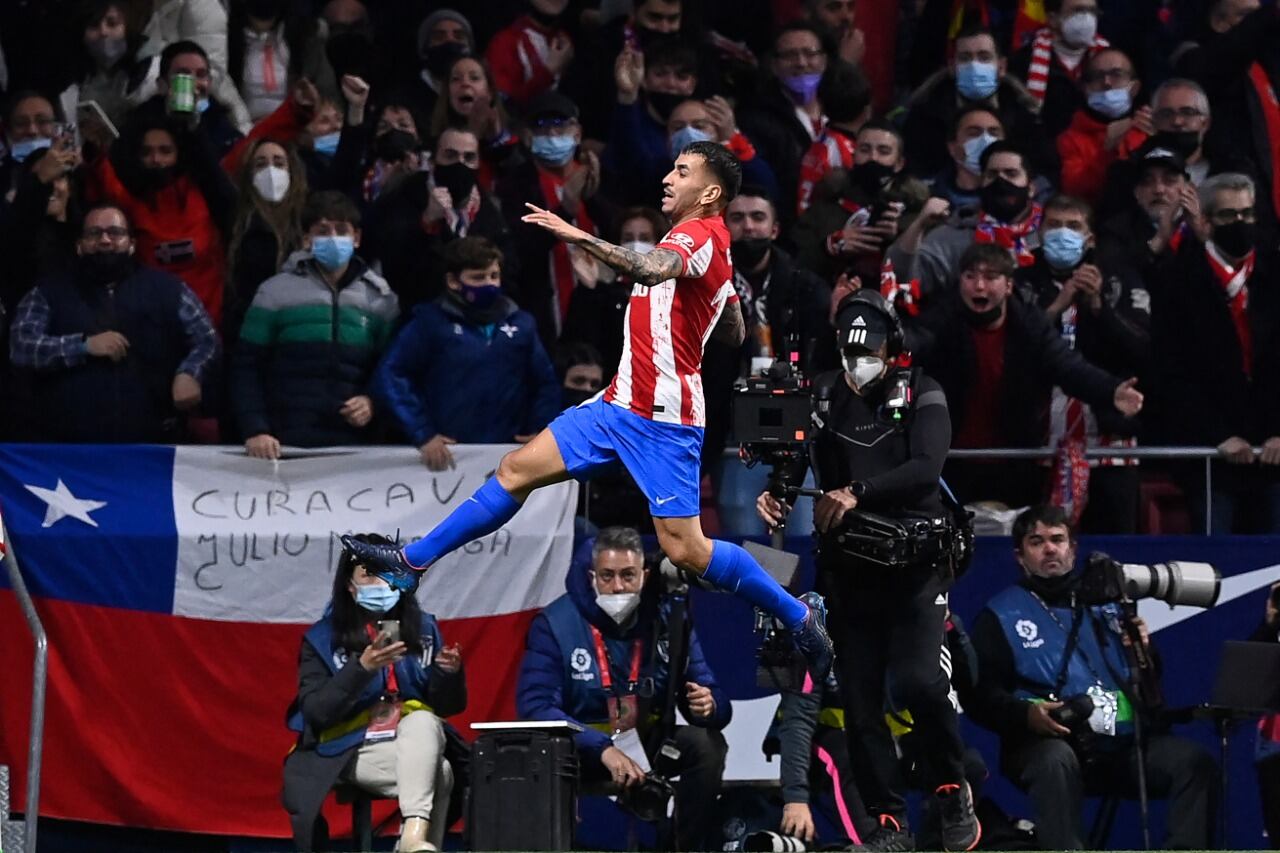 Angel Correa anotó un doblete para el agónico triunfo del Atlético