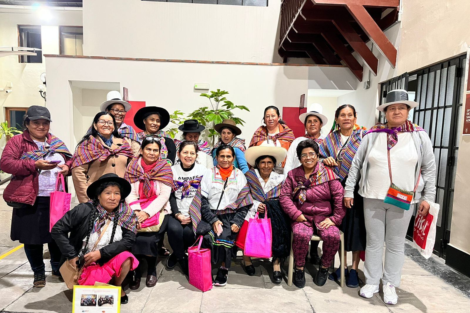 Presidentas de AMPAEF que agrupan a más de 3 mil mujeres de 9 regiones del país, reunidas en Lima, para evaluar su accionar, exigir justicia y reparaciones integrales.