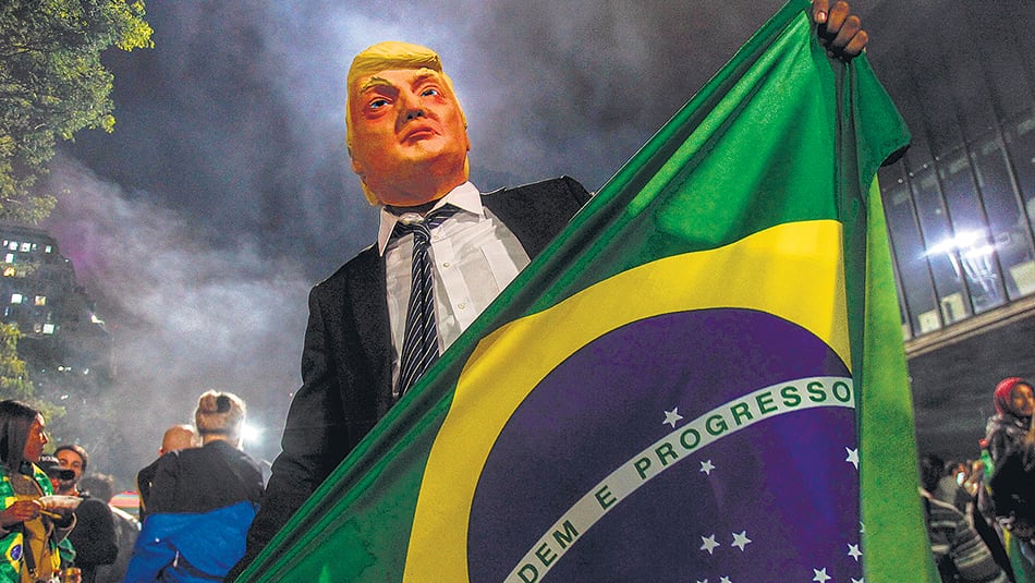 Un simpatizante de Bolsonaro lleva una máscara de Trump al celebrar la victoria.