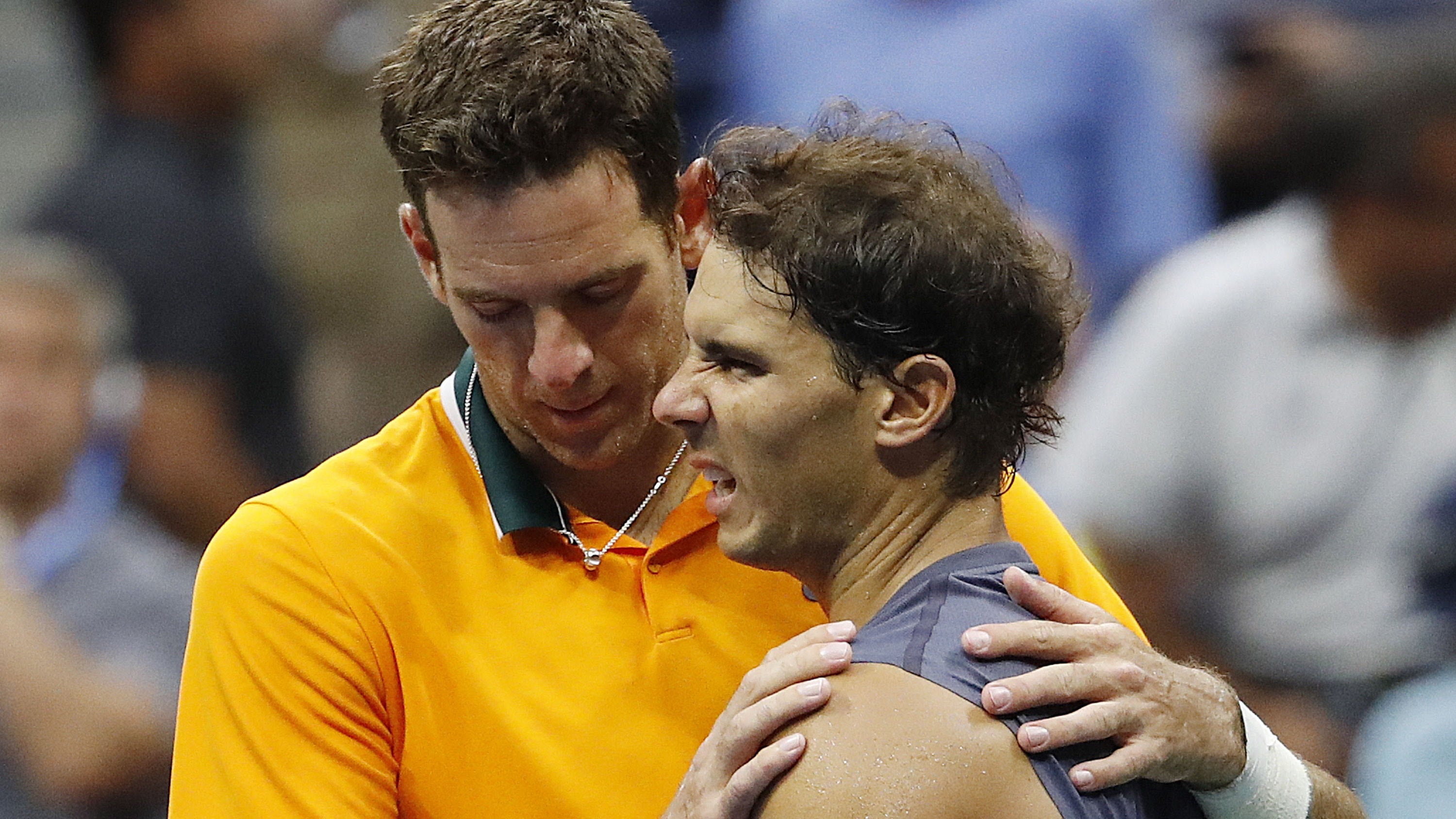 Del Potro consuela a Nadal tras el abandono.