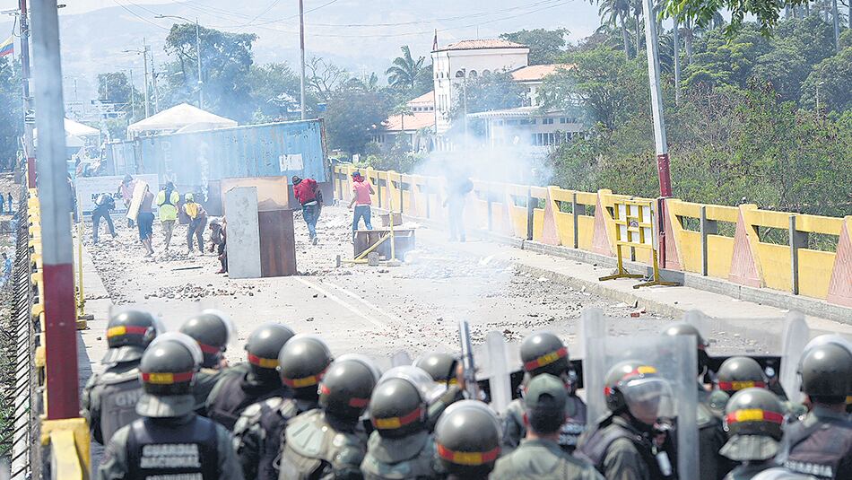 Manifestantes chocan con los agentes de la Guardia Nacional Bolivariana en San Antonio, Táchira.