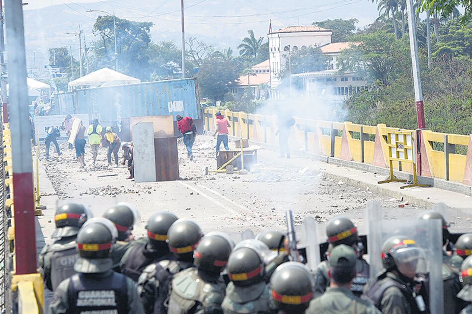 Manifestantes chocan con los agentes de la Guardia Nacional Bolivariana en San Antonio, Táchira.