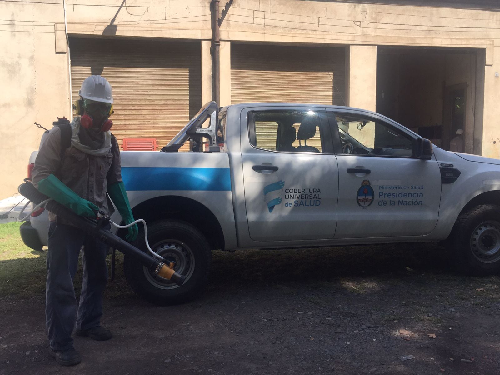 Trabajadores volvían de hacer la prevención cuando se dieron con el retiro de vehículos en la ex Palúdica.