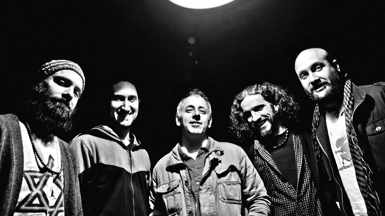 “Cada vez que subimos a un escenario pasa algo especial y no quisiéramos perderlo”, dicen los Arbolito.