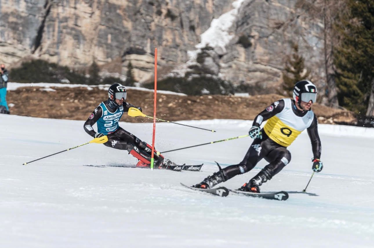 Andrea Ravelli va al frente y guía a Giacomo Bertagnolli.