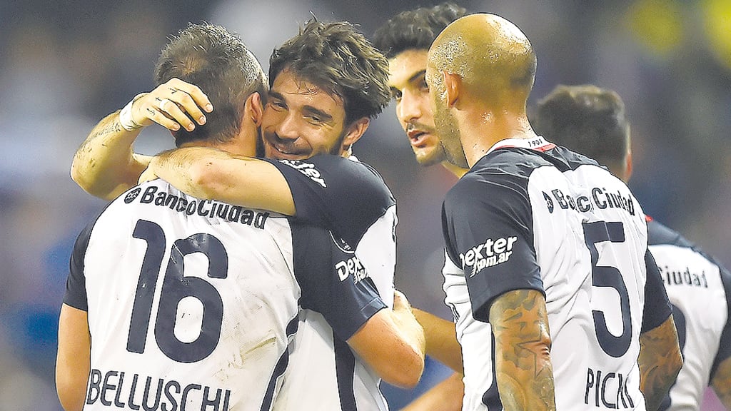 Belluschi festeja su golazo de tiro libre, a los 24 de la primera parte.