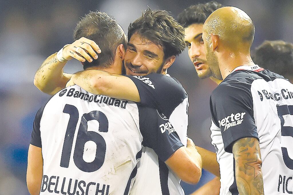 Belluschi festeja su golazo de tiro libre, a los 24 de la primera parte.