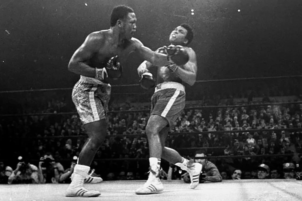 Momento clave en el round 15: Frazier tira a Alí y se asegura la victoria.