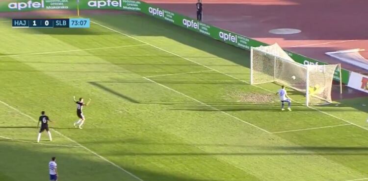 El momento en que la pelota ya pegó en el palo, pero los jugadores del Slaven creen que ingresó por el movimiento de la red. 