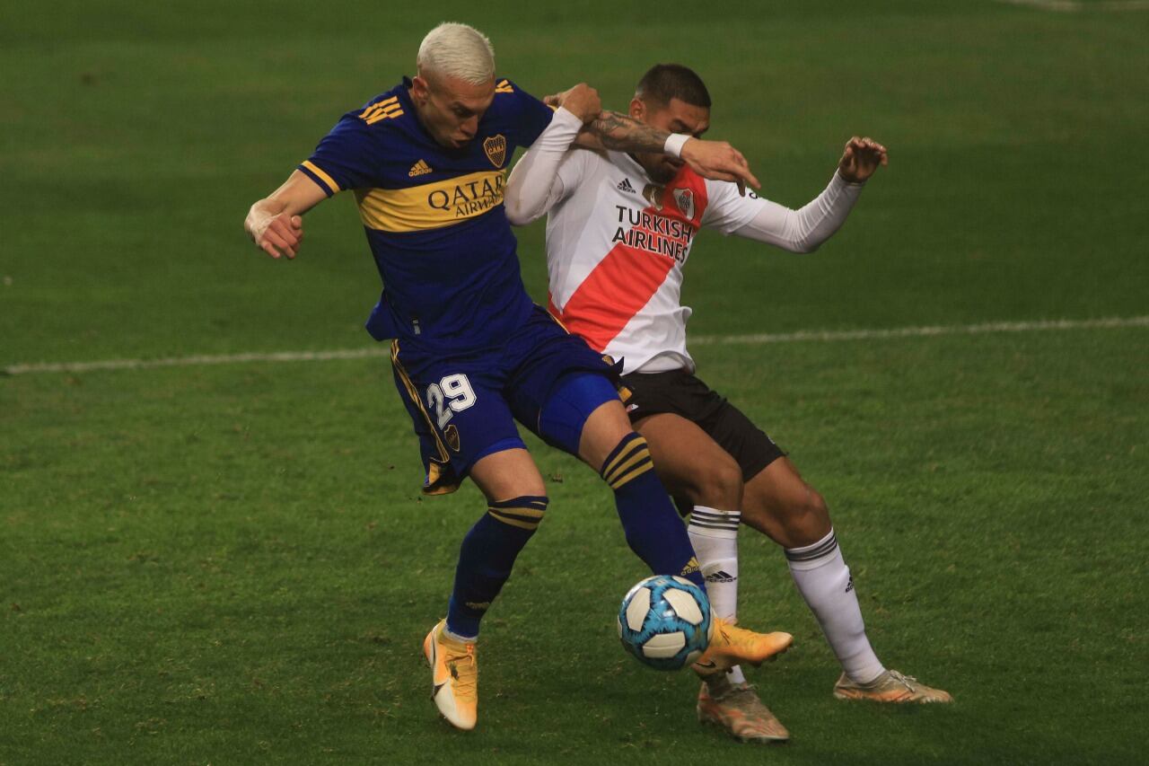 Briasco lucha con Paulo Díaz por la pelota