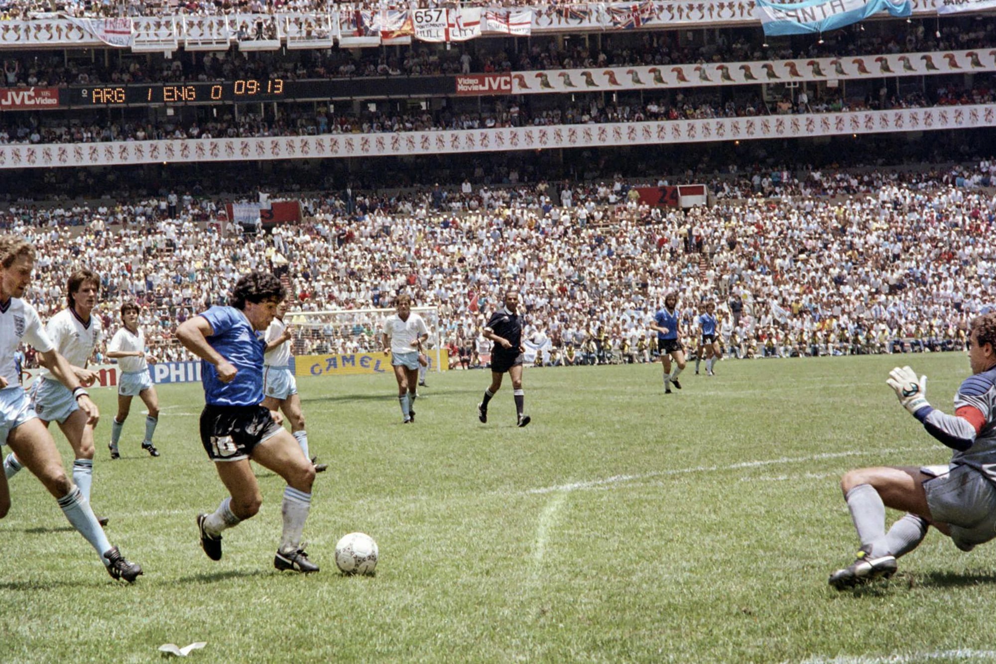 La camiseta con la que Diego Maradona le hizo el gol a los ingleses en México 86 será subastada por Sotheby's.