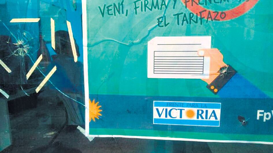 Así quedó el local de La Cámpora tras el último ataque.