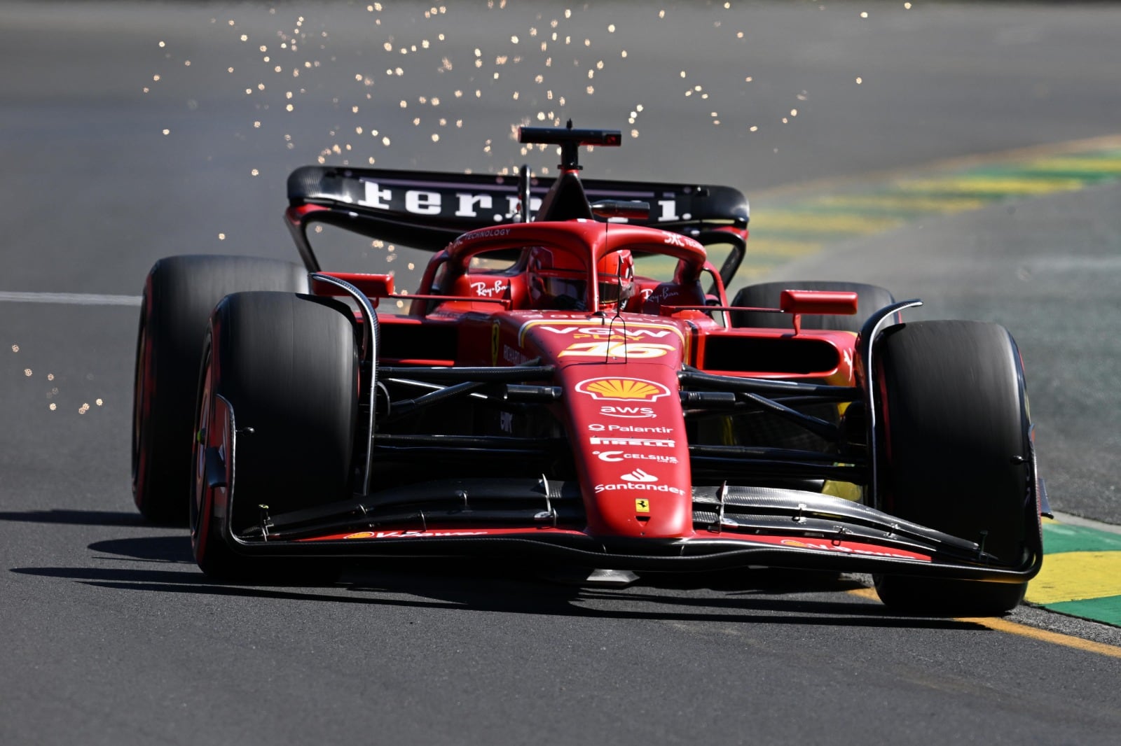 Charles Leclerc conduce su Ferrari en la pista del Albert Park