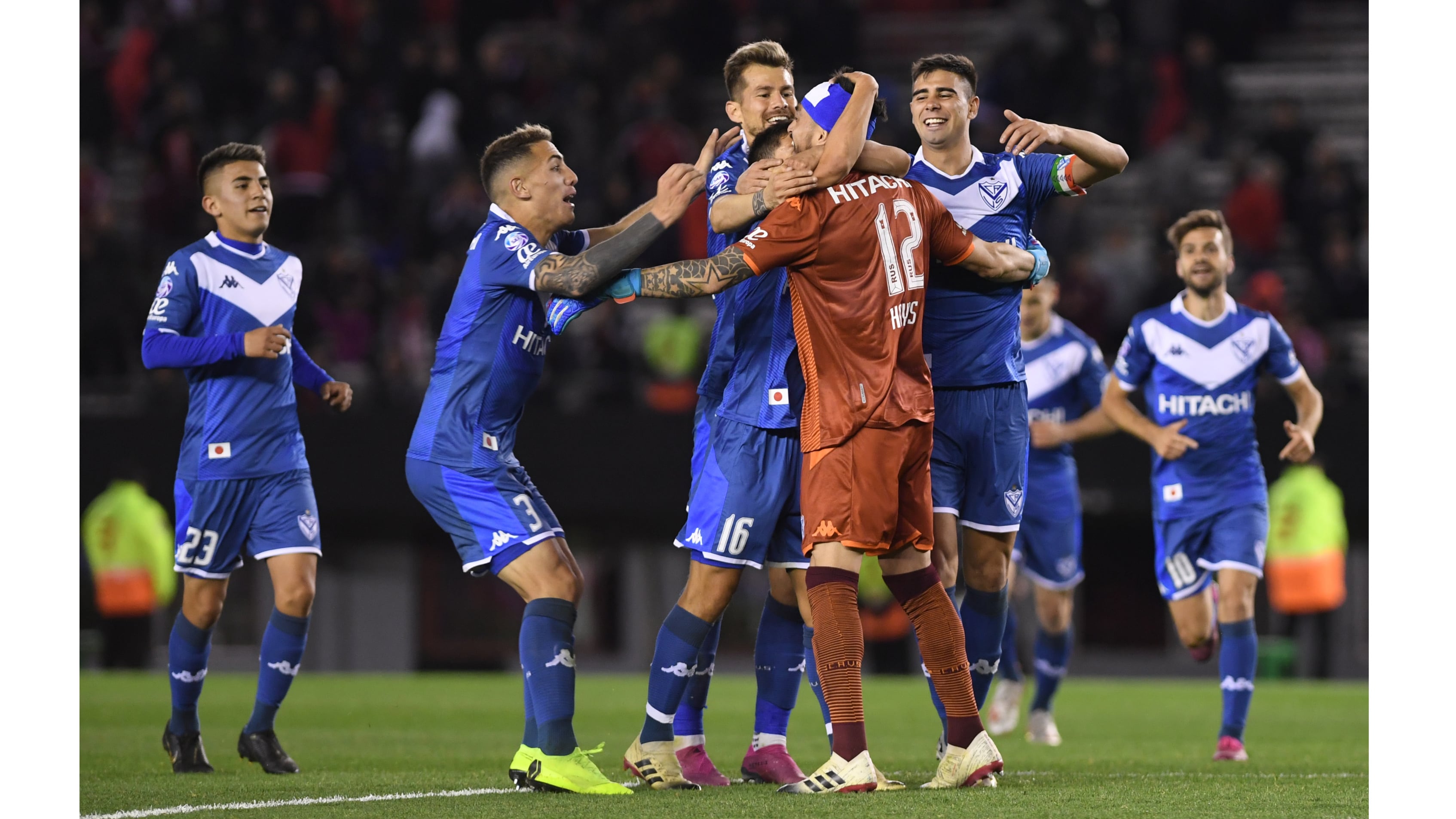 Todo Vélez va en busca de Lucas Hoyos tras el impresionante penal que el uno le detuvo a Ignacio Fernández.