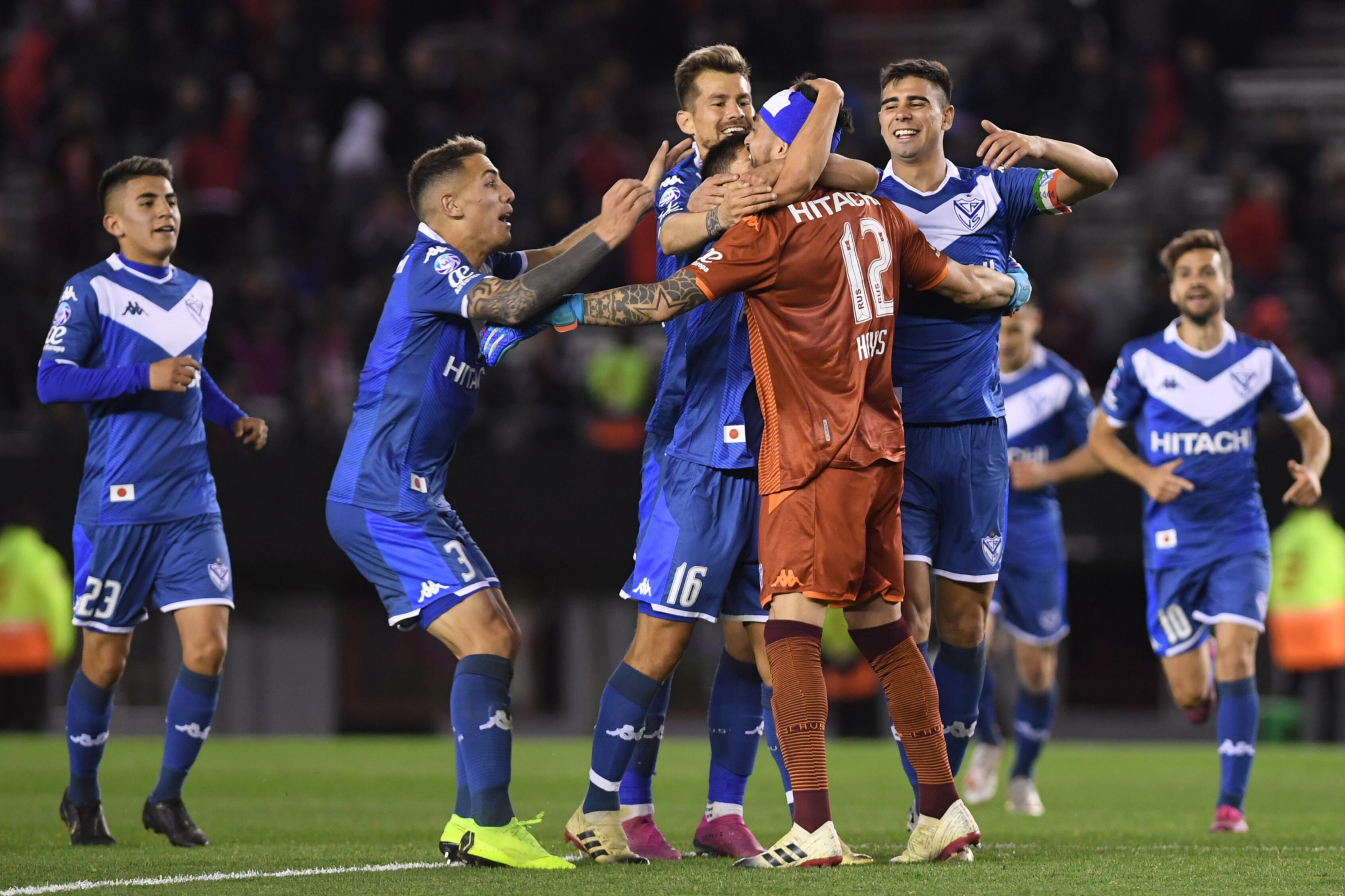 Todo Vélez va en busca de Lucas Hoyos tras el impresionante penal que el uno le detuvo a Ignacio Fernández.