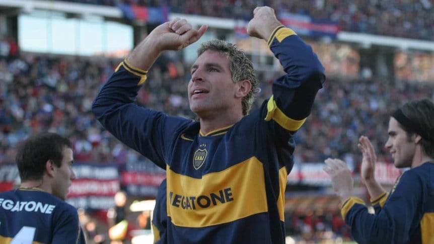 Martín Palermo festeja, con Rodrigo Palacio y Fernando Gago de fondo, en la recordada goleada 7 a 1 de Boca a San Lorenzo en el Nuevo Gasometro.