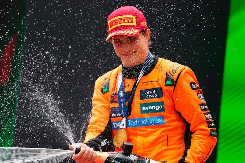 El australiano Oscar Piastri festeja su triunfo en China