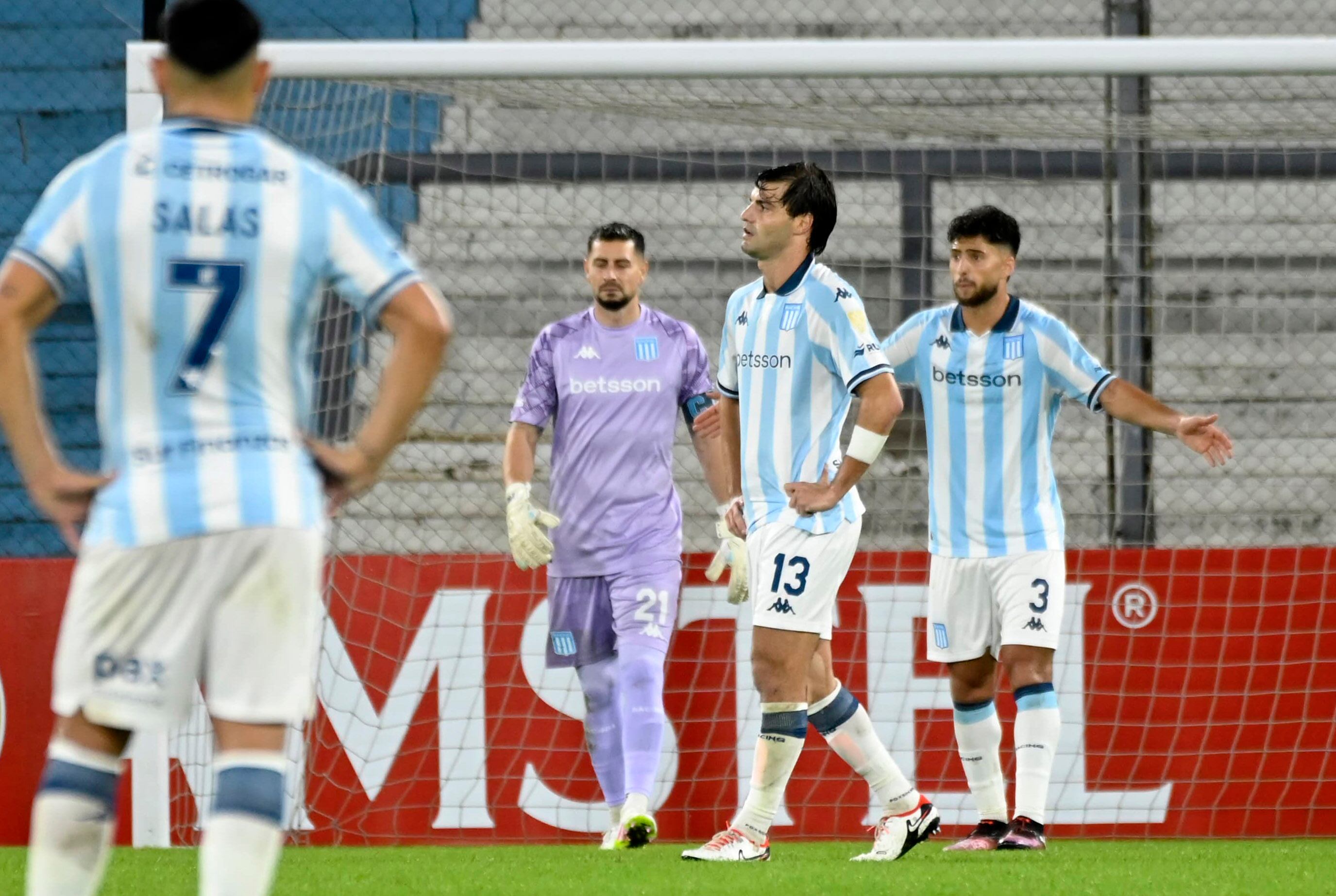 Racing tuvo distracciones defensivas y Bucaramanga no lo perdonó