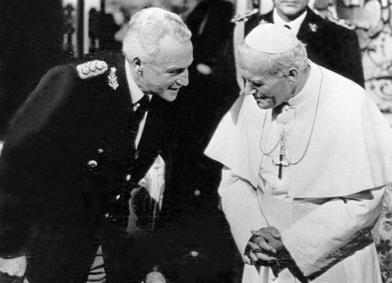 El dictador Galtieri recibe a Juan Pablo II en la Rosada, el 11 de junio de 1982. 