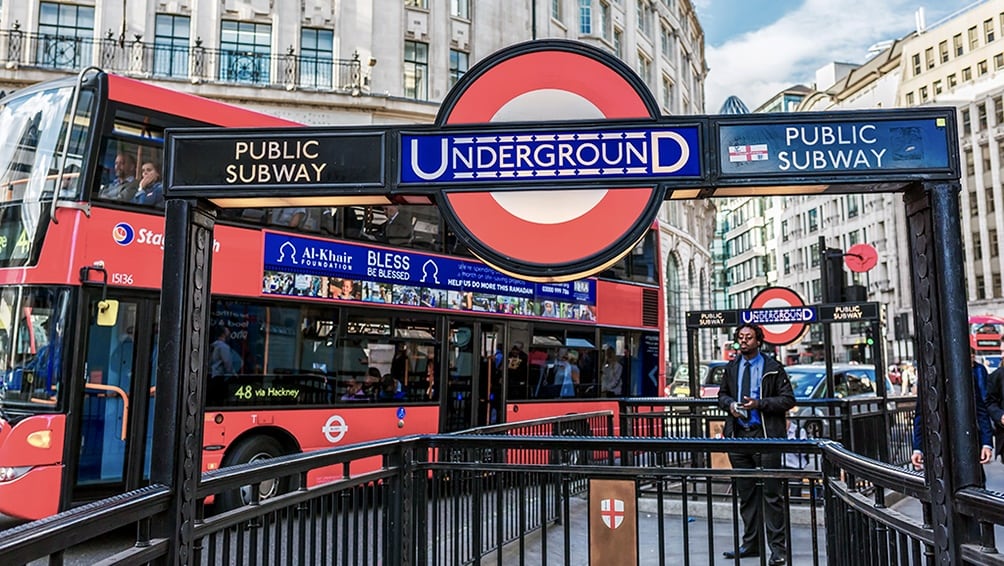 La medida beneficia a millones de londinenses, generando ahorros significativos de hasta 90 libras al año por persona.