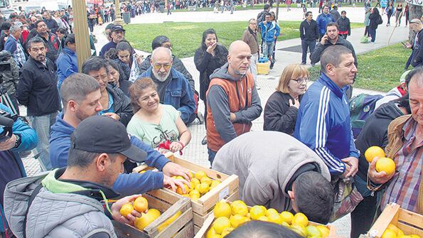 Cientos de personas hicieron cola para llevarse manzanas, peras, naranjas y mandarinas.