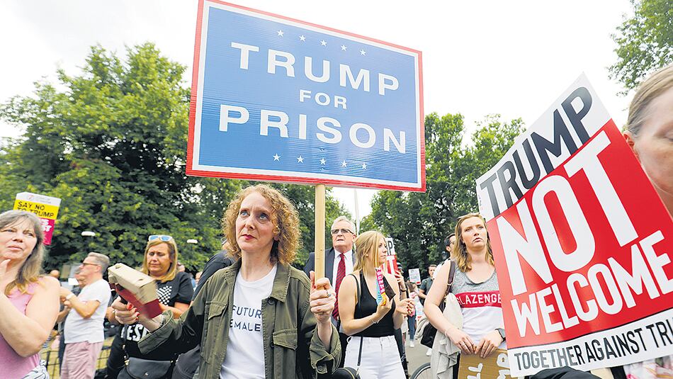 Manifestantes protestan en la inmediaciones de la residencia del embajador estadounidense.