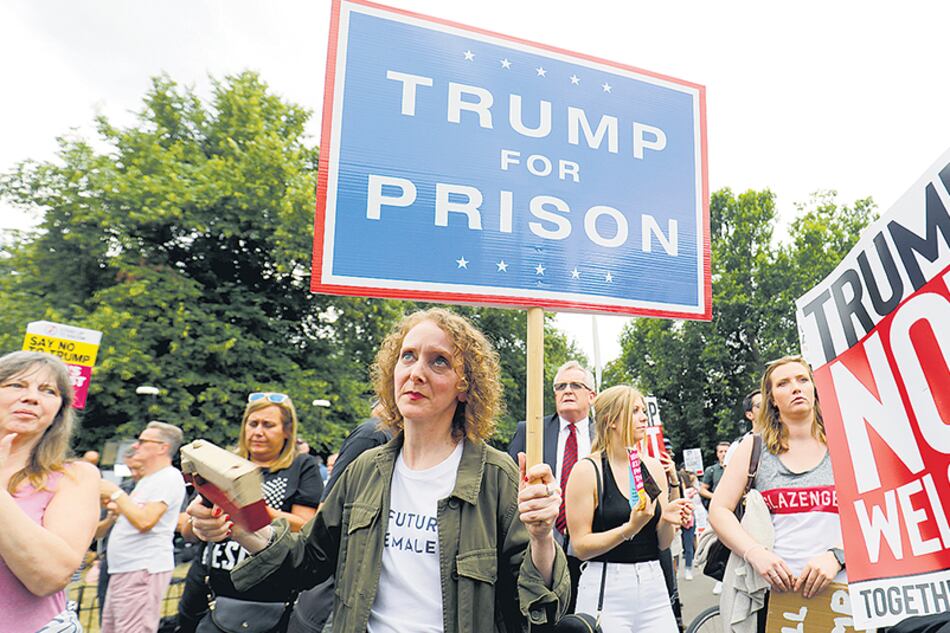 Manifestantes protestan en la inmediaciones de la residencia del embajador estadounidense.