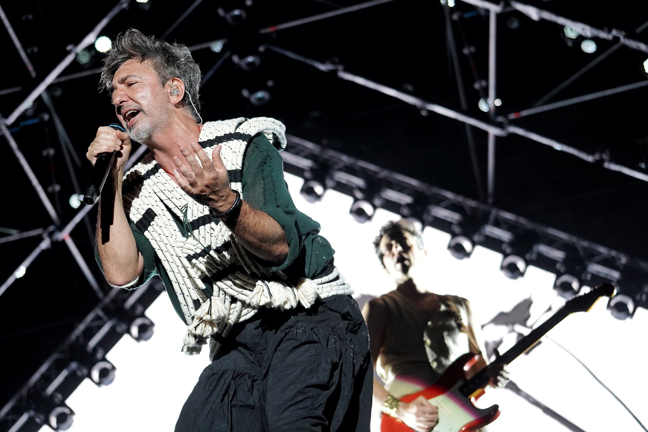 Cada movimiento de Dárgelos es una extensión física de sus canciones.