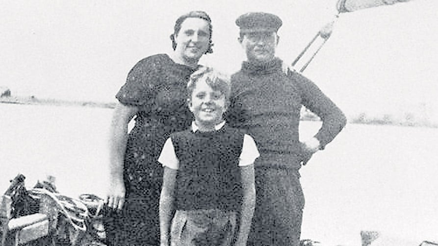 Imagen de la niñez de Le Pen, quien posa junto a sus padres.