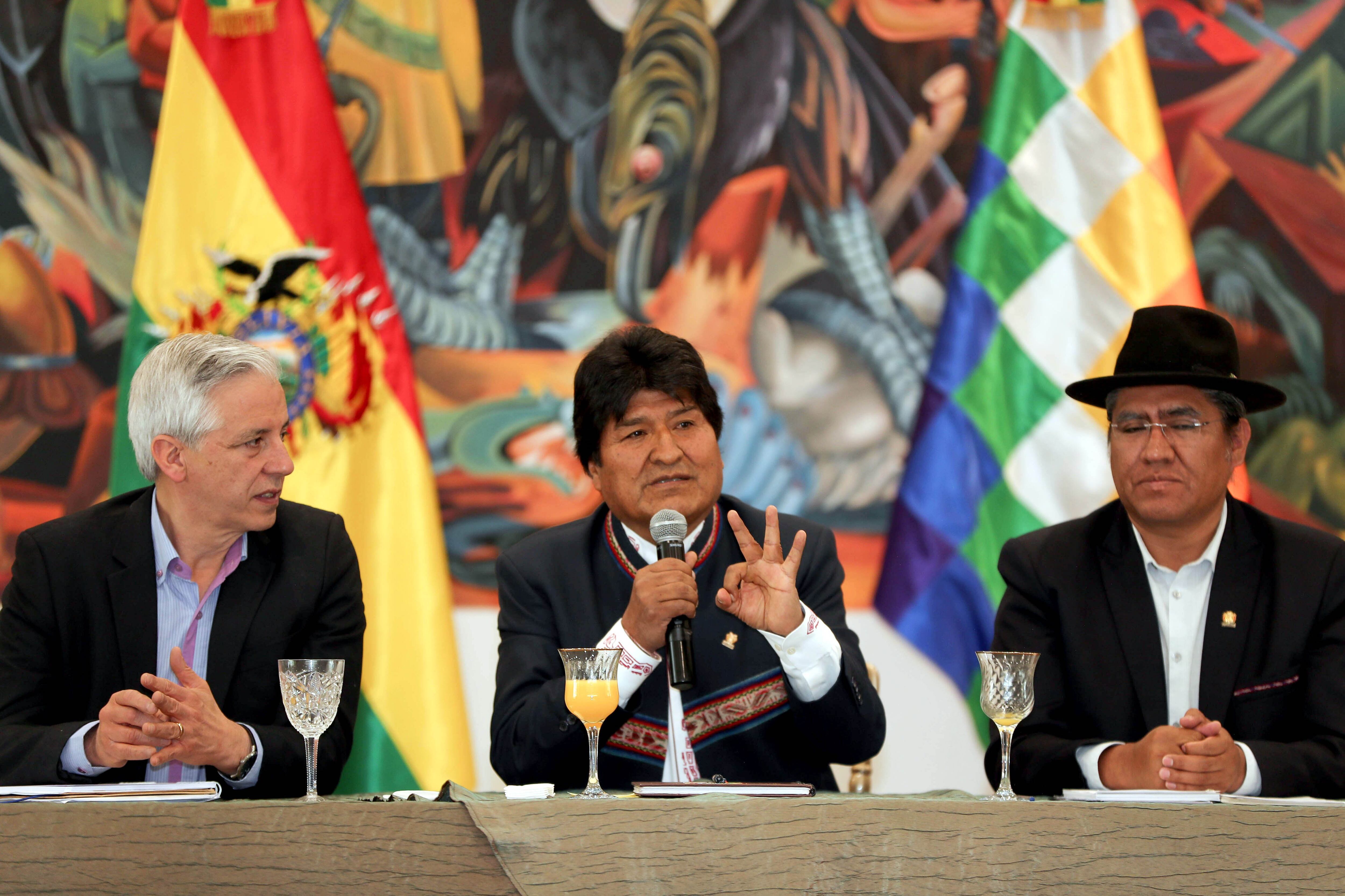 García Linera, Morales y Pary hablan con la prensa y representantes diplomáticos.