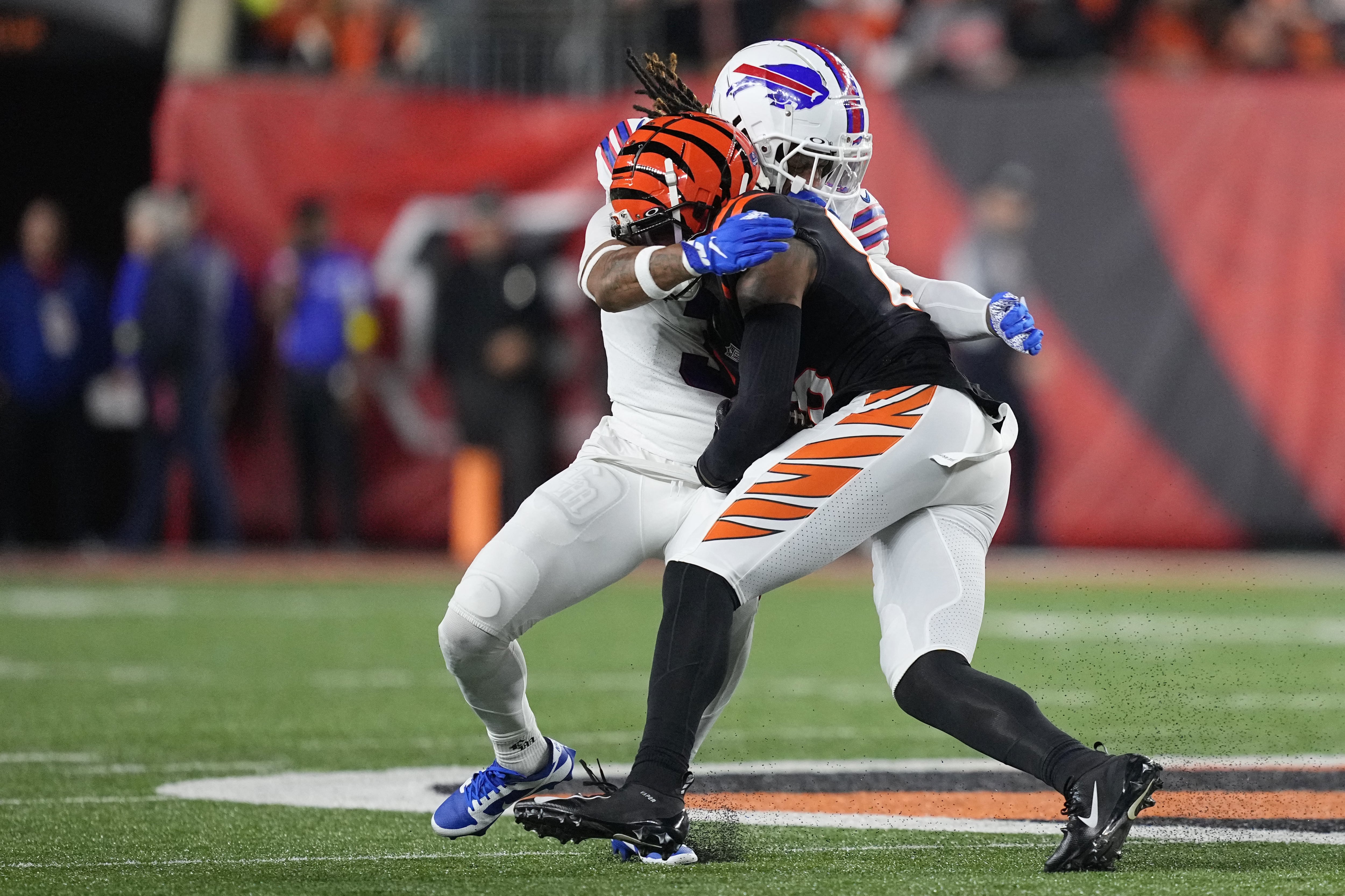 El jugador de Buffalo Bills Damar Hamlin sufrió un paro cardíaco tras chocar contra un rival. Imagen: AFP