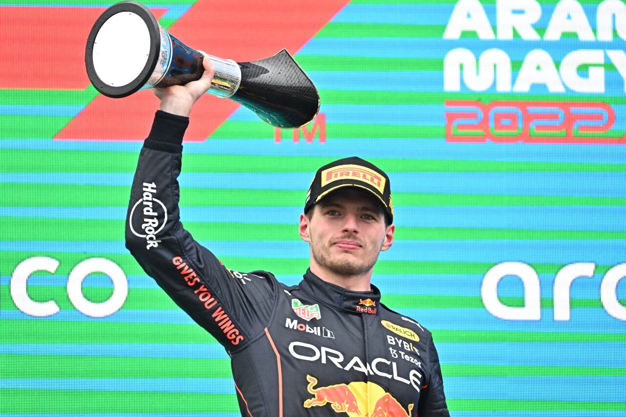 Verstappen levanta el trofeo en el podio de Hungría