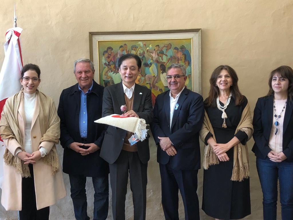 El embajador japonés Yamauchi y el gobernador Jalil.