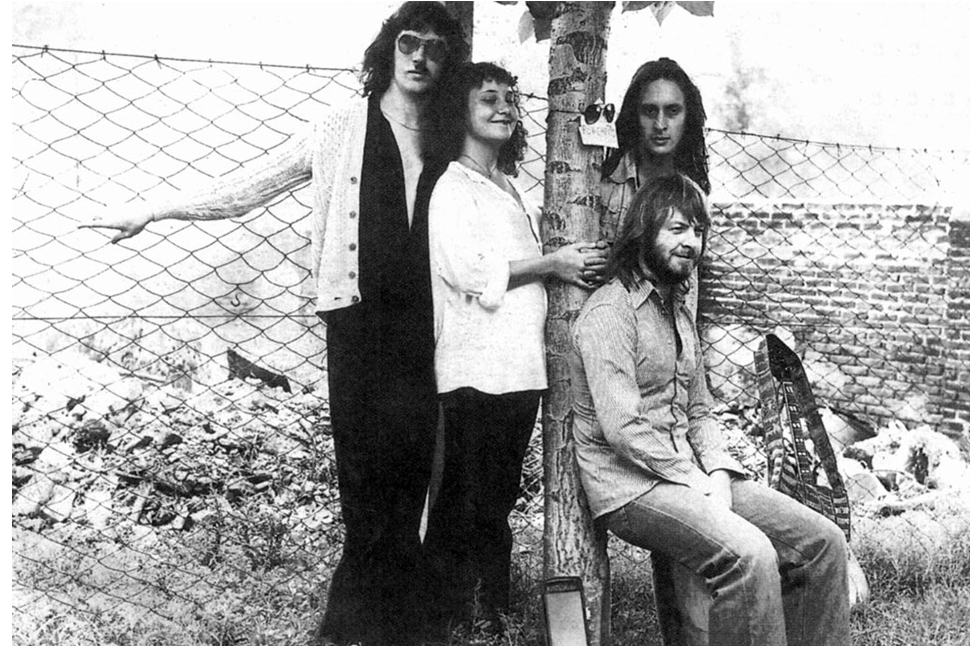 Una imagen de época: Charly, María Rosa, Nito, León y un "Porchetto" en forma de árbol.