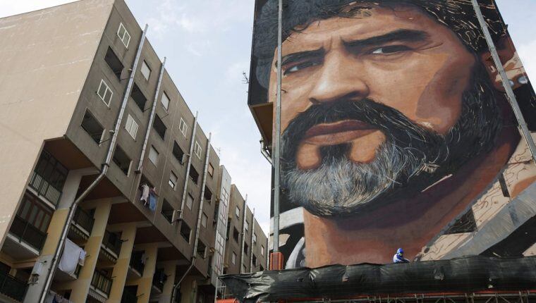 El mítico mural de Maradona en Nápoles, donde elevó las banderas del sur pobre.