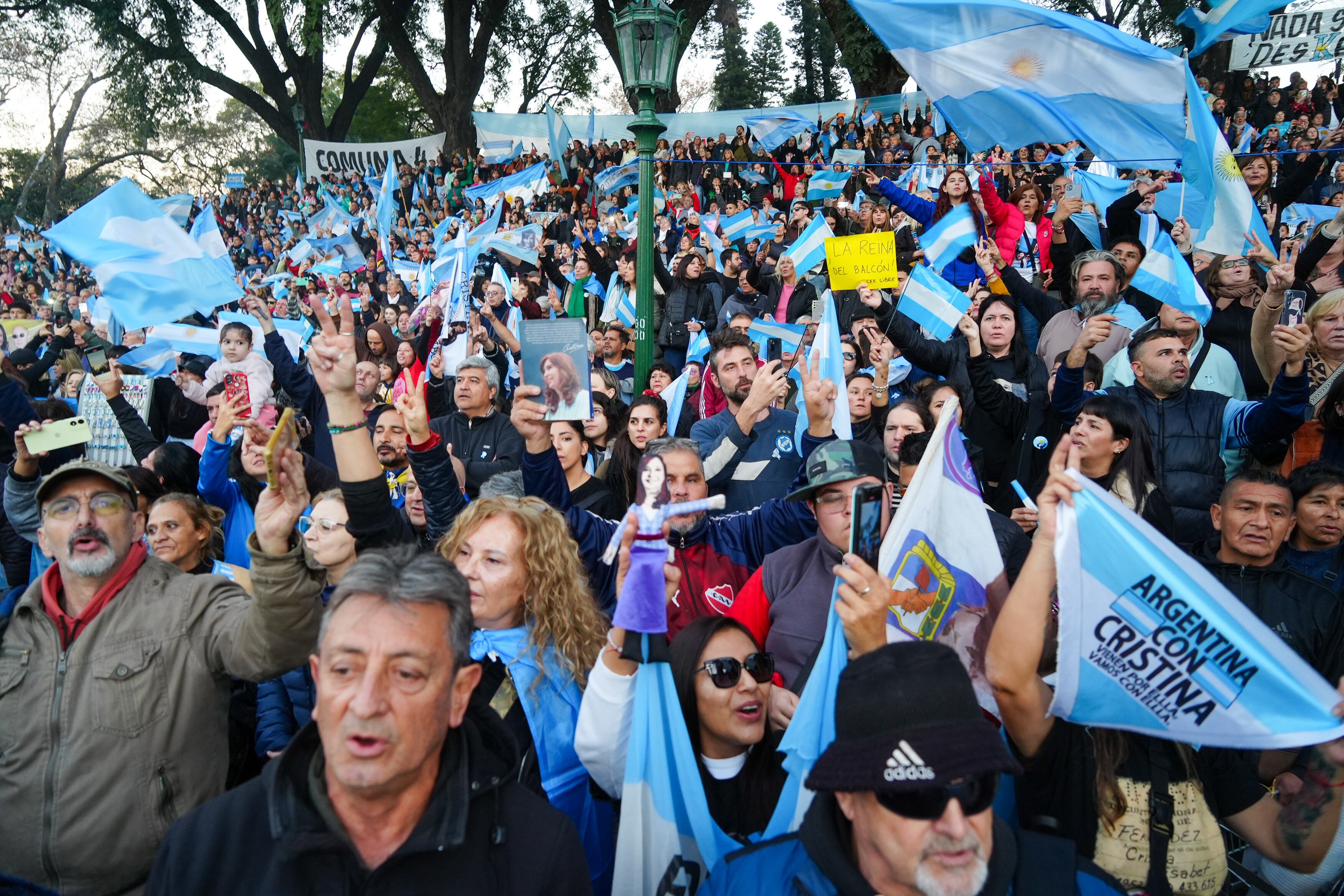 Banderazo en el auditorio de Parque Lezama