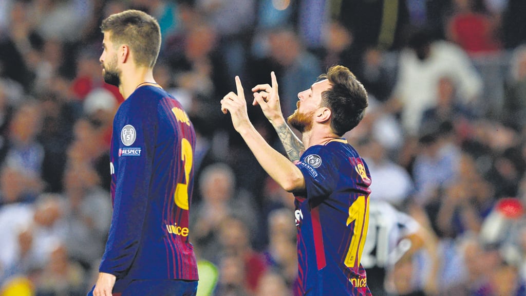 Lionel Messi festeja uno de sus dos goles en el Camp Nou.