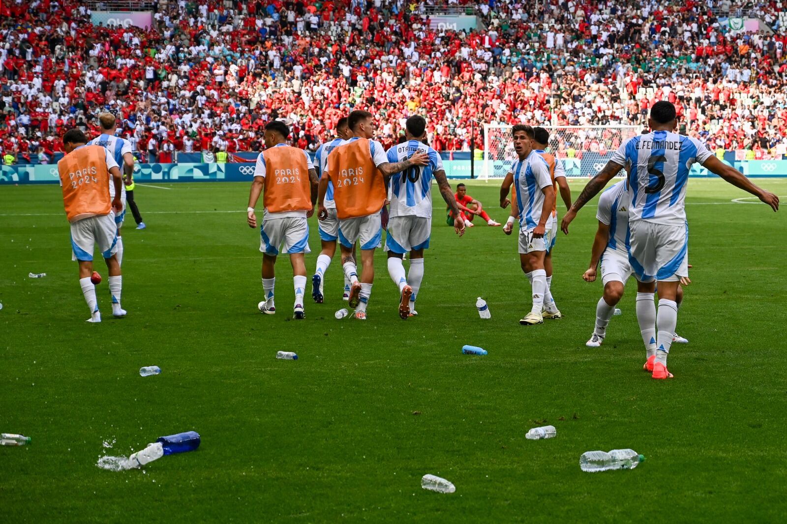 Las botellas que llovieron después del gol argentino, luego anulado