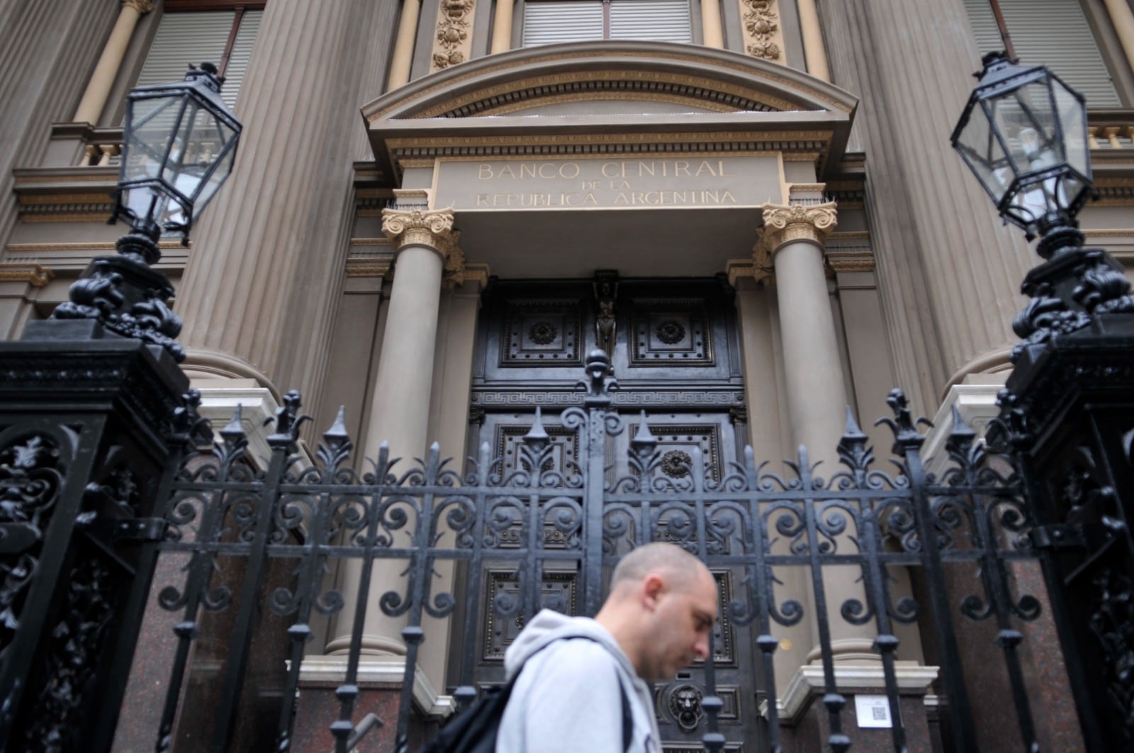 El dólar mep terminó con un retroceso del 1 por ciento y se ubicó en 1035 pesos. El contado con liquidación se ubicó en 1078 pesos y marcó una merma de 0,5 por ciento.